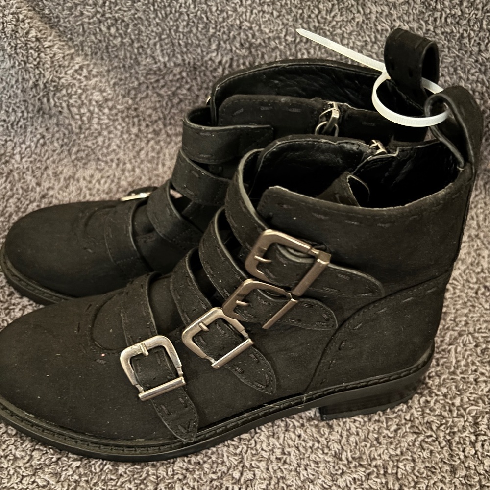 NWOB Aerosoles Arezzo Buckle Booties Boots Women's 6.5 Black Side Zip